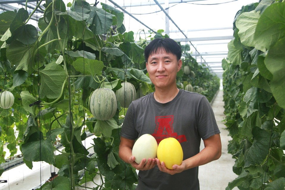 오수환 농업회사법인 (주)테오신트 대표가 인터뷰에 앞서 포즈를 취했다.