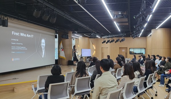 지난 21일 열린 경기도교육청 국제역량 강화 특별강의 현장 [사진=경기도교육청]